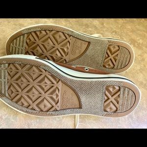 Brown size 6 (men) women size 8 Converse